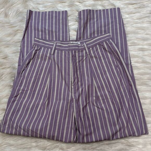 Madewell Pleated Tapered-Leg Pants in Signature Poplin in Antique Purple - Picture 3 of 10